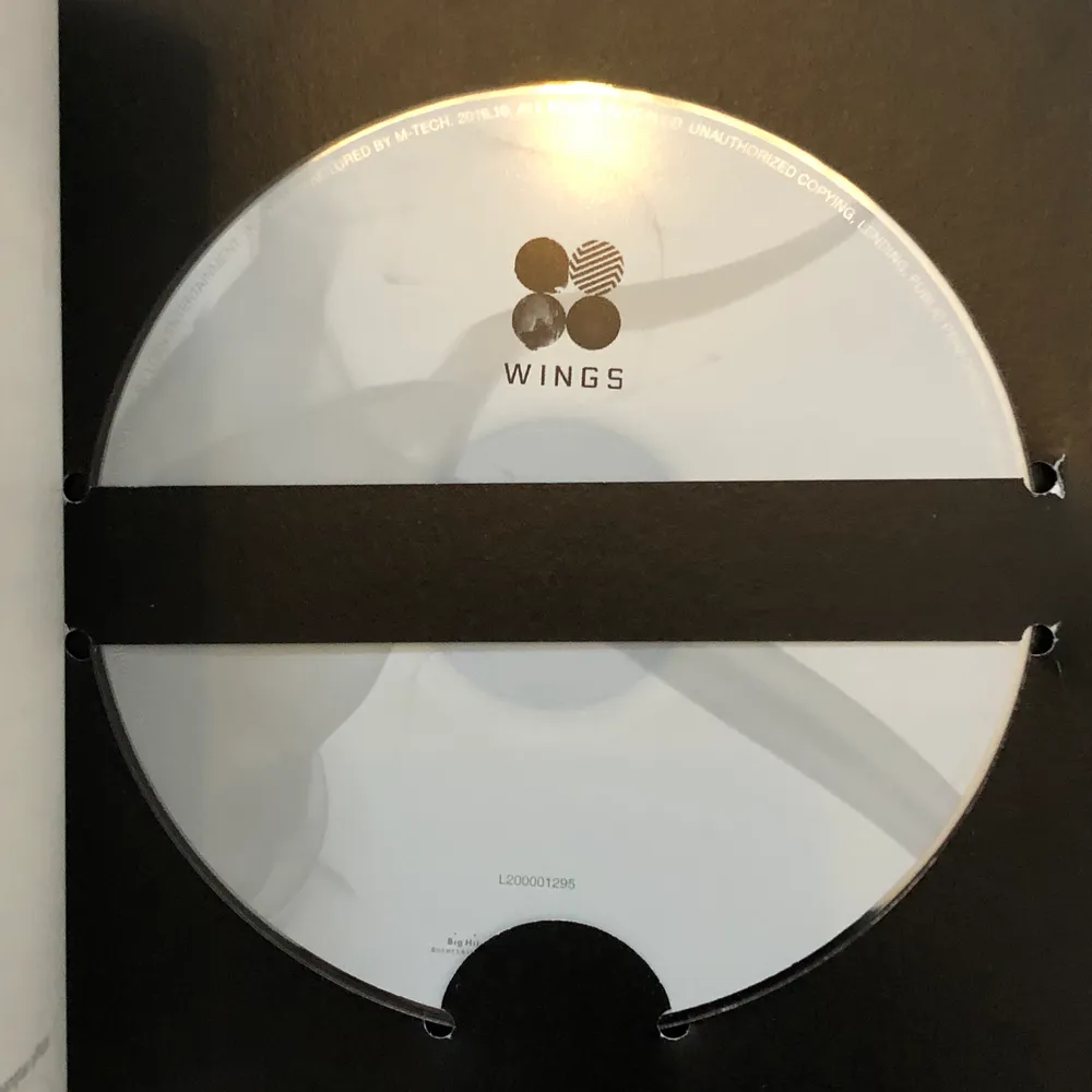 BTS album Wings. Pc ingår INTE, endast cd-skiva och bok. Ansvarar inte för postens slarv✨. Övrigt.