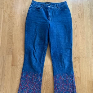 Marco Visconti-jeans  med detaljer  - Detta är mina favoritbyxor som tyvärr blivit för små. De har en diskret bootcut med snygga färgglada detaljer! De framhäver även kroppens fina kurvor🥳Både snygga och bekväma! 