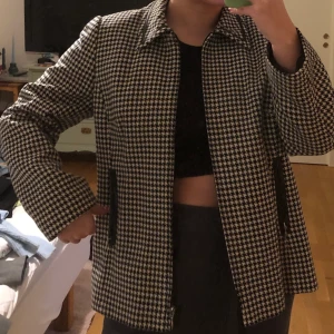 Skjortjacka  - Skjortjacka i houndstooth rutigt mönster, köpt second hand. Aldrig använd 🥰