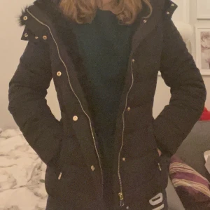 Svart Stradivarius vinterjacka - En svart stradivarius vinterjacka. Den håller värme väldigt bra. Storlek S men passar på folk som brukar ha XS också. Den är köpt förra året och använd mindre än fem gånger så den är i bra skick. Säljer den för jag har växt ur den. Buda gärna