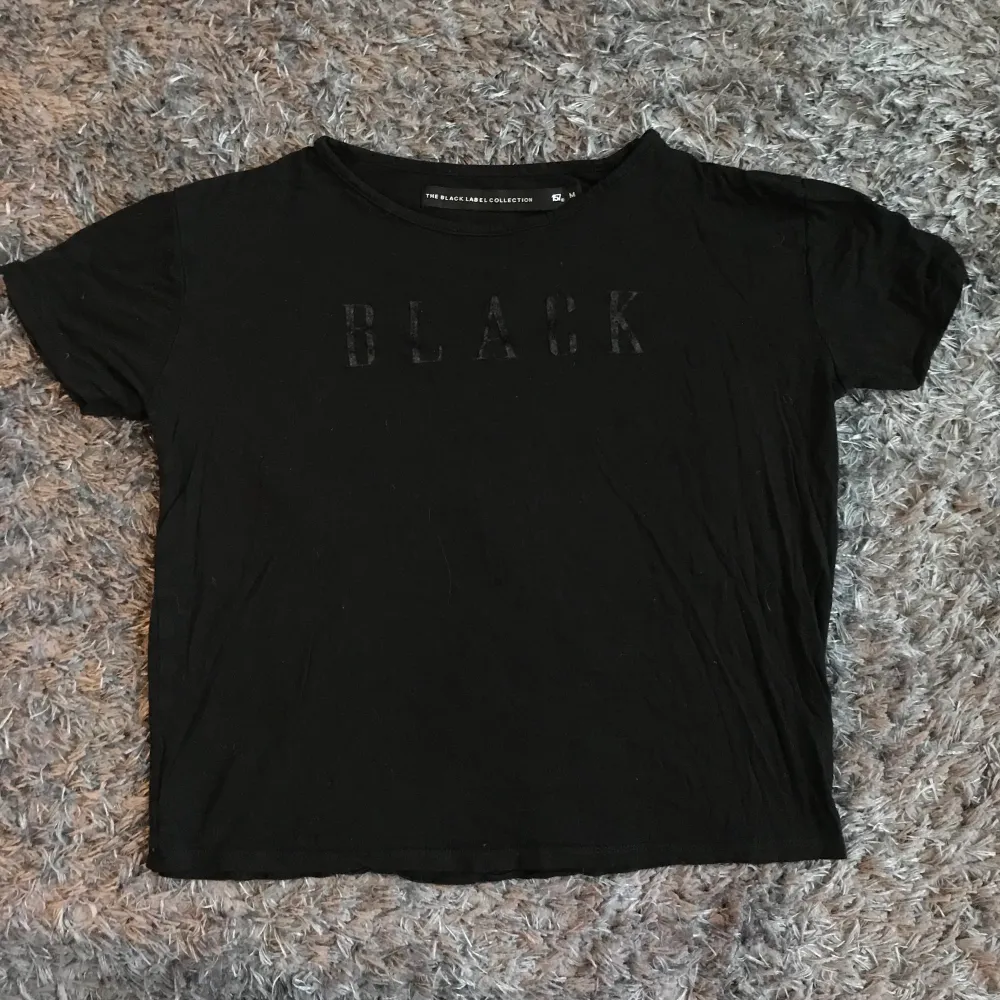 Svart t-shirt med ”black” tryck. Jätteskön och luftig. Säljer pga använder ej längre.. T-shirts.
