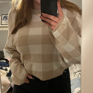 Rutig tröja🤩 - Beige rutig tröja från Gina Tricot🤩 I bra skick, kan mötas upp i Malmö annars tillkommer frakt🥰 DM för fler bilder eller frågor!