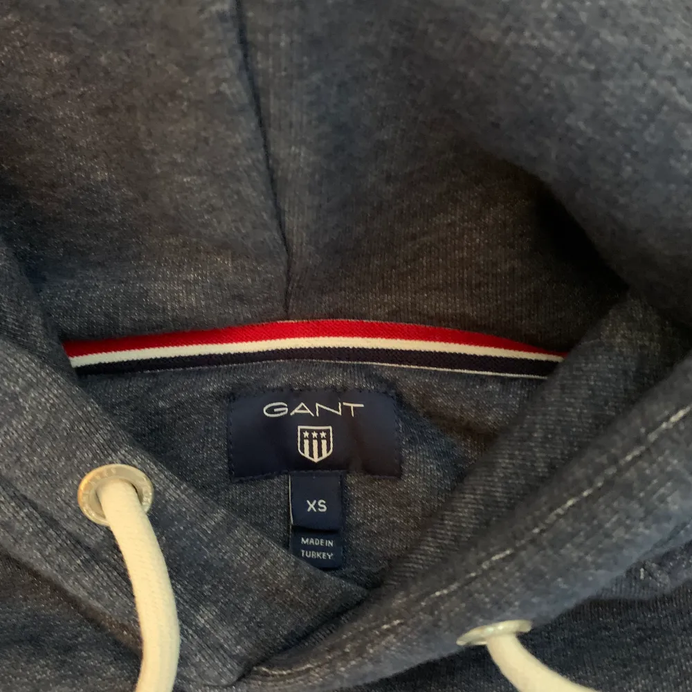 Helt ny oanvänd gant hoodie i storlek XS, betalning sker via swish. Hoodies.