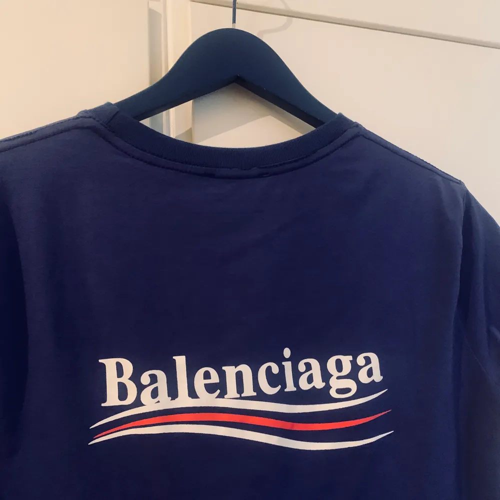 Säljer nu en fet oanvänd Balenciaga T-Shirt som är AAA-Kopia, riktigt najs! Den är S/M med en schysst blå touch!      Kan skickas över hela Sverige ( Du står för frakten). T-shirts.