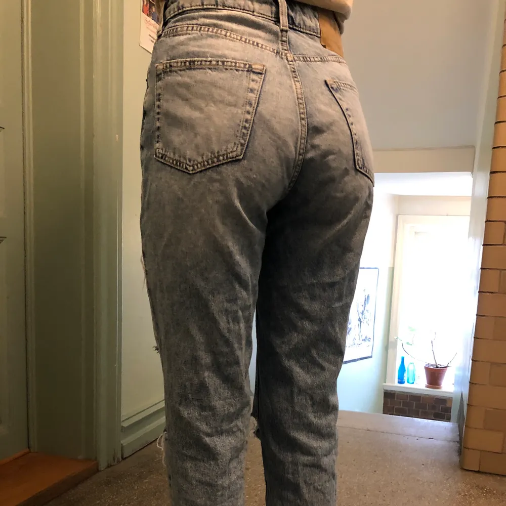 Hej säljer mina skit fina jeans som jag köpte på HM för ett tag sen. Nästan helt oanvända och i bra skick. Säljer för att det inte riktigt är min stil längre.. Jeans & Byxor.