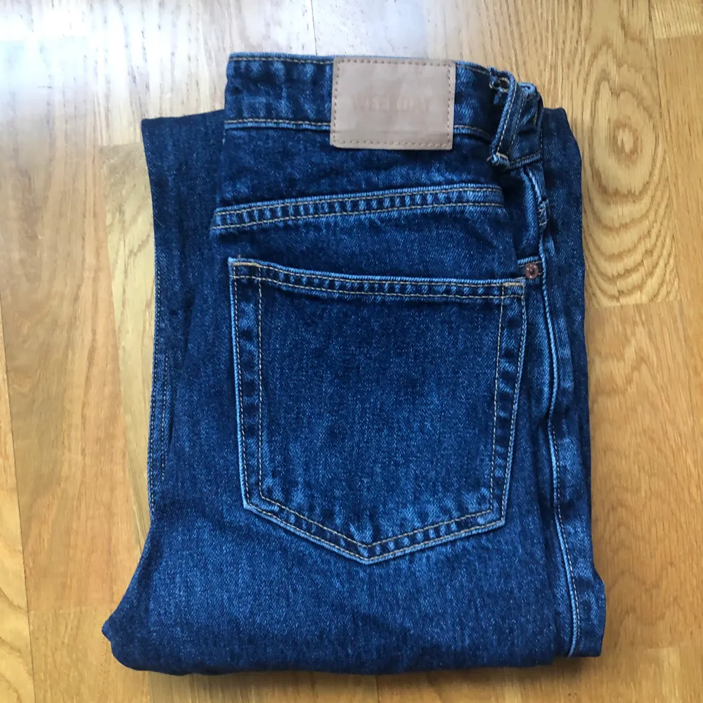 Snygga och bekväma jeans från weekday i modellen rowe. Dem är i strl 24/30 och har blivit förkorta för mig (jag är 1,69) hör gärna av dig om du är intresserade. Obs inga märken eller slitningar på jeansen :). Jeans & Byxor.