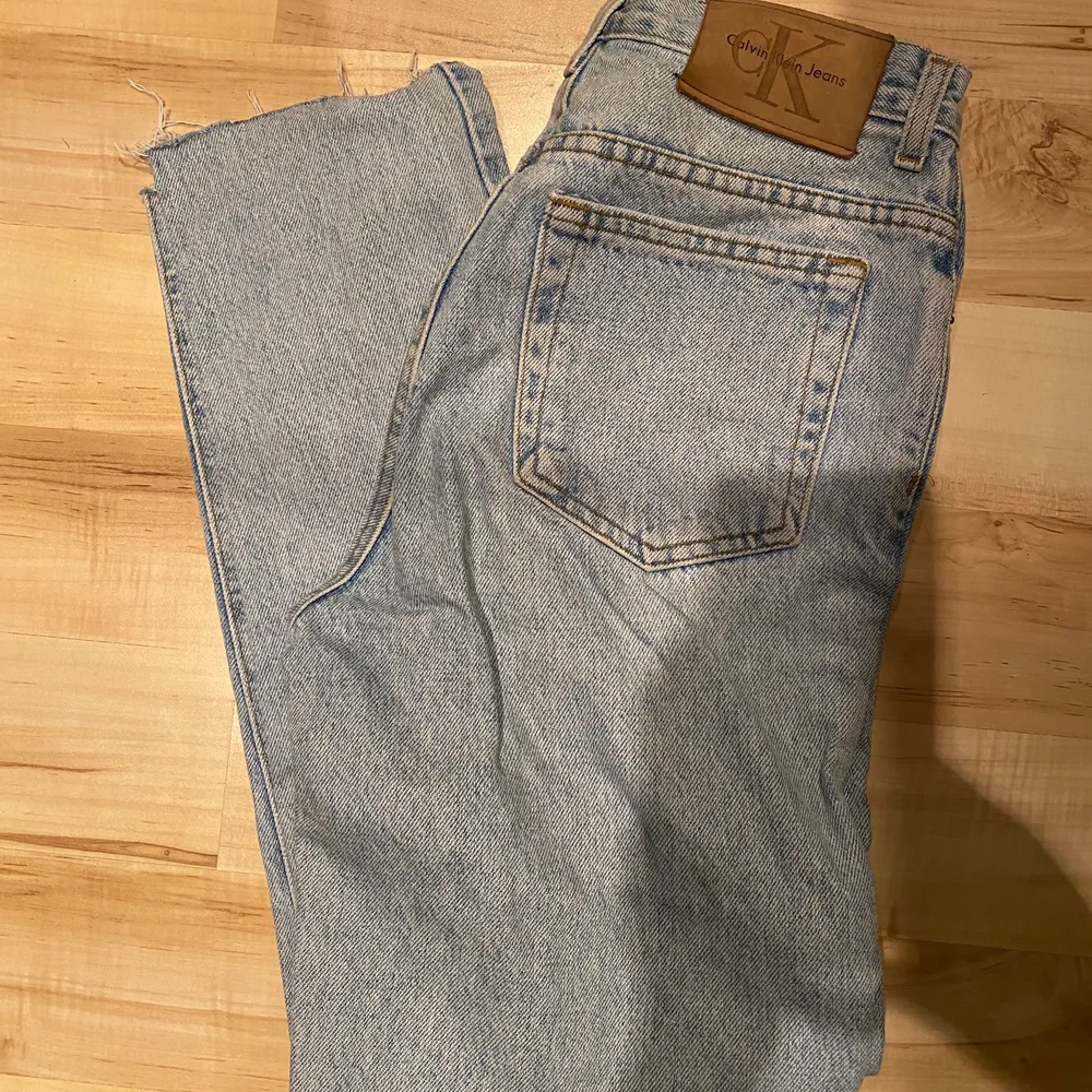 Vintage högmidjade jeans från Calvin Klein. Storlek 26-27 och längd ca 30 (avklippta). Sjukt fin färg!. Jeans & Byxor.