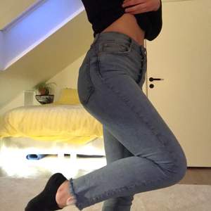 Så sköna Jeans från Ginatricot, har knte använt dem så mycket då de inte är i min stil🥰 Framhäver rumpan!! köpare står för frakt!! Storlek 36 i modellen Sienna💕