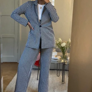 Hundtandsmönstrad kostym - Kavaj stl 38 och byxor stl 40. Skickas endast -köparen står för frakt.  För referens är min längd 174 cm.