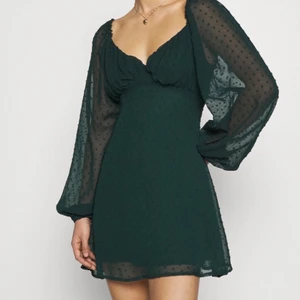 Klänning - (Bilder från Zalando) Klänningen är använd 1 gång och är alltså i nyskick! Den är från Missguided Tall i storlek 40 (M) Jag står för frakten!