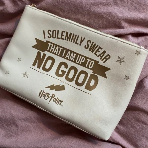 Harry Potter necessär  - Stor Harry Potter necessär! Man får plats med även större saker som tex plattång. Köpt i london💘