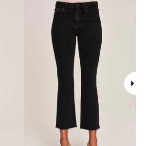 Säljer dessa jeans från Gina Tricot i storlek 38. Dem är mid high waist. Frakten ingår i priset:)