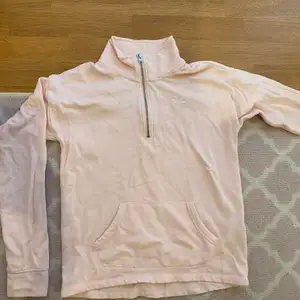 Säljer denna hoodie från hollister med en liten dragkedja. Färgen är ljusrosa och är i storleken XS. Jag säljer den för 130kr gratis frakt💕
