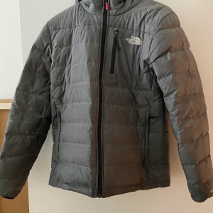 North face  - North face jacka i storlek M, köpt ca i november 2019 använd en vinter. Köpt för 2100kr på JD sports. Tyvärr inget kvitt kvar. Helt perfekt skick. Billigare vid snabb affär!! Pris går att diskutera. 