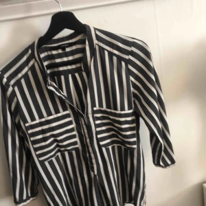  - skjortblus från veromoda. köparen står för frakten