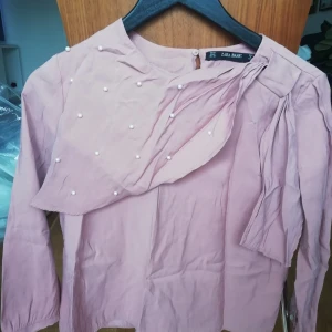 Ljusrosa topp - Topp med pärlor, ljusrosa