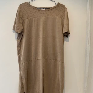 Mockaklänning - Beige klänning i mocka eller liknande, supermjuk och följsam. Knappt använd! Köpare står för frakt 🌸💓