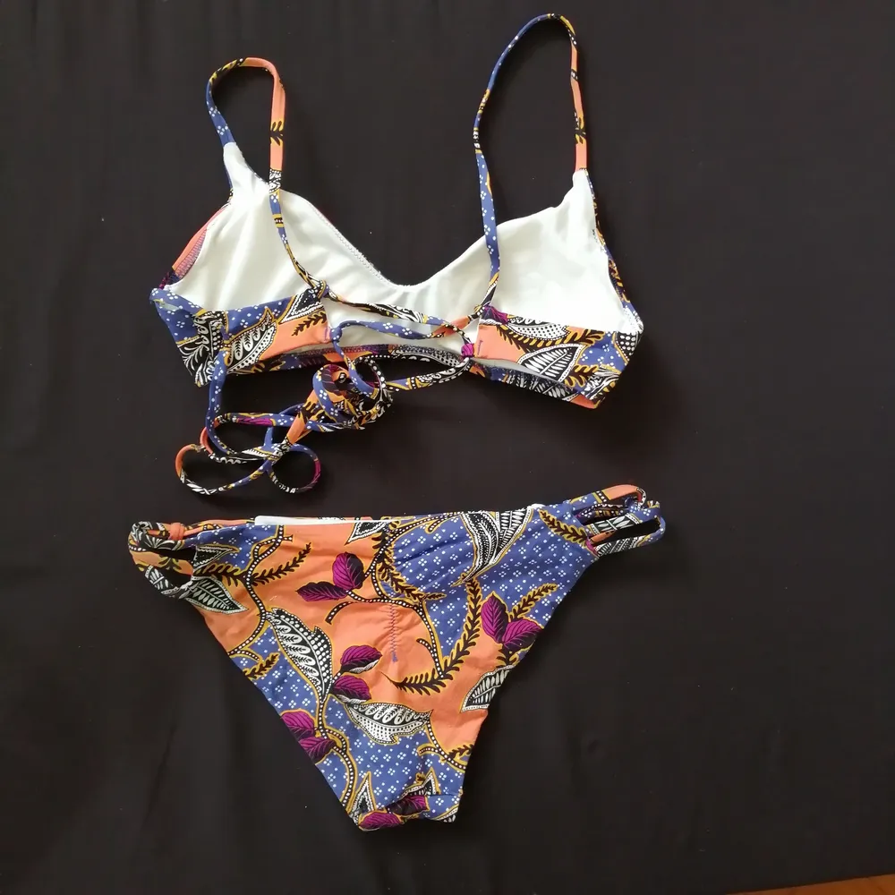 Floral bikini in orange/blue/purple colors. Bought from H&M couple of years ago but worn few times. In very good condition. Size S, regular fit and removable padding. . Övrigt.