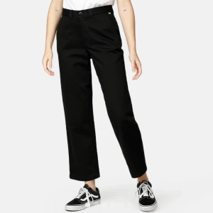 Vans chinos - Svarta chinos från vans!! Är i storlek 25 men skulle säga att de passar alla som har från strl 25-28. Använda en del men är hela och rena 🤗 säljer för att dom blivit för små för mig!! Frakt ingår 📦👍🏼