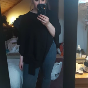 Svart poncho - Mjuk smalmaskad poncho, fått för antal år sedan men aldrig fått användning för. Går att ha i mer propert sammanhang men även som häng-över klädsel, lite värmande sådär.