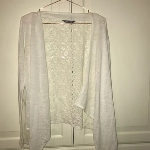 Somrig tröja - Fin tröja med spets i bak. Säljer pga att den är för liten. Flr bilder kan jag fixa. Stl 158/160, 30kr