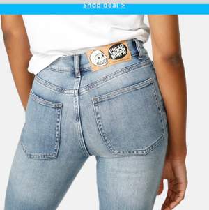 Dessa snygga tighta jeans är från Cheap Monday! 💙 De är storlek 27 men för små för mig som brukar ha 27 i andra jeans🥰 Skulle säga att de passar XS-S! Originalpris är ca 500kr. Vill få dem sålda så snabbt som möjligt så kom med valfritt bud! 💕