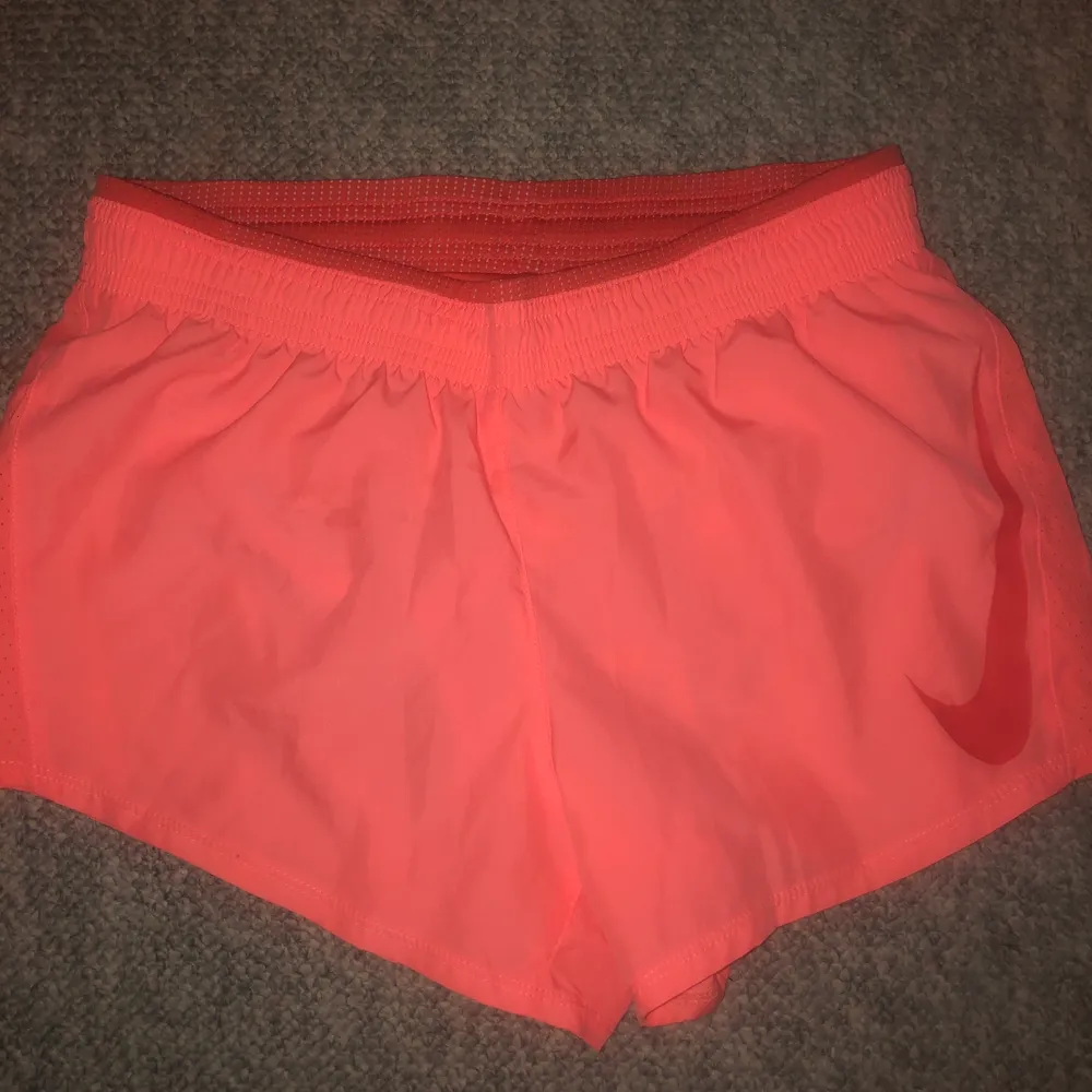 Träningsshorts ifrån Nike storlek s. Superfina verkligen i en rosa / peachfärg. Frakten ingår ej❤️. Shorts.