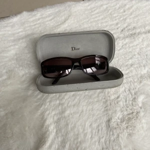 Dior solglasögon vintage !  - Vintage solglasögon dior vet inte om de är äkta.. väldigt fina om man gillar lite mindre solglasögon 😎 