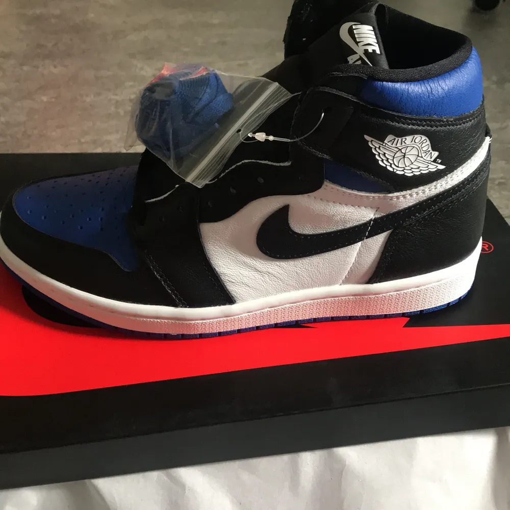 Säljer dessa jordan 1 royal toes. Helt nya, allt medföljer. Storlek 40, sitter true to size.. Skor.