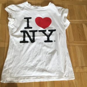 I ❤️ NY - En as nice tröja, sitter tight på kroppen. Inget slitage eller några fläckar. Passar XS-M beroende pågår man vill att den ska sitta på. Jag själv e S