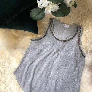 Linne - Linnet är köpt utomlands. Har endast använts 1-2 gånger. Jätteskönt material. Storlek S. Frakt ingår i priset :)