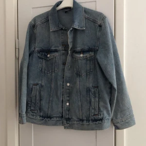 Oversized Jeansjacka  - En oversized jeansjacka från H&M, strl M. 100kr (köparen står för frakt)