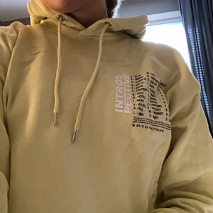 Hoodie - Ljusgul hoodie med tryck från carlings aldrig använd, rätt så lång! Frakt tillkommer