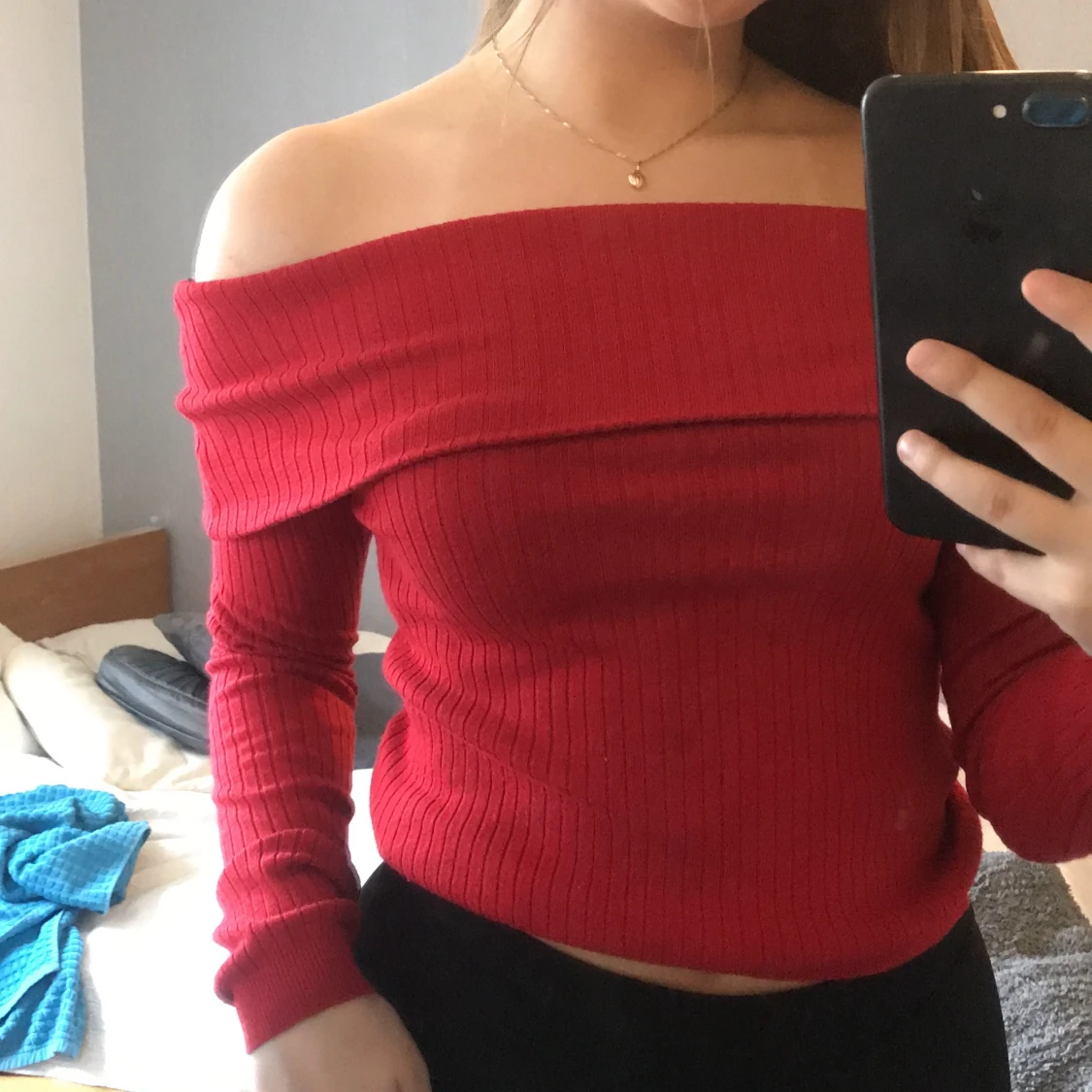 Röd ofshoulder  - 90