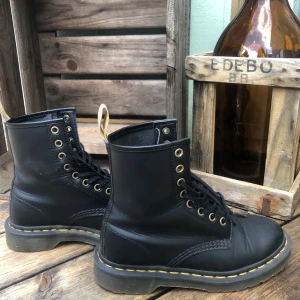 Dr martens 1460 vegan black - supersnygga och trendiga Dr. Martens. Säljer dessa eftersom de är lite för små för mig.. väldigt bra skick eftersom de bara är använda ca 1 gång. Nypris= 1800kr. Kan mötas upp i Sthlm eller frakta (pris tillkommer) 