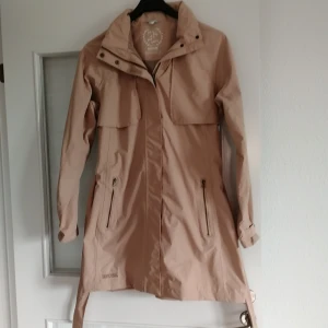 Trenchcoat - Ny trenchcoat str. 38,pris.200kr