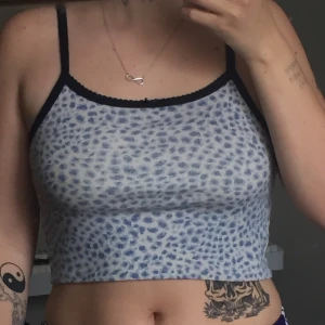 Brandy Melville croptop - Supersöt babyblå leopardmönstrad croptop från Brandy Melville. Knappt använd, köpt i Lissabon! Frakt 15kr