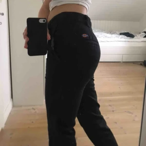  - Supersnygga byxor från Dickies!!! Storlek 32 men passar även mindre 34. Köpta här på plick men tyvärr för små för mig. Har några små vita fläckar (se bild 3) men inget som stör och går säkert att måla över med svart penna om man vill. Tillkommer frakt🥰