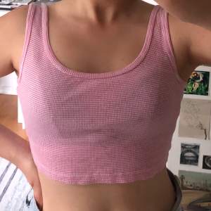 Vit/rosa randig crop-top från Pull & Bear. Frakt tillkommer.