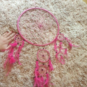Säljer en fin stor drömfångare 💞 - Säljer en stor och fin drömfångare i färgen rosa, köpt utomlands.💞 Säljs för 100kr, kan mötas upp i gbg alt fraktas mot avgift.