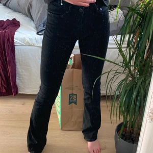 Bootcutbyxor, Crocker - Svarta bootcut jeans, knappt använda, passar mig perfekt som är 165, storleken ser ni på sista bilden💕💕