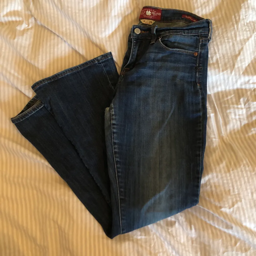 As snygga bootcut lucky brand jeans köpta på 2000-talet, står 28 i midjan men passar mig som brukar ha 25/26🥰har tyvärr slitningar på bakre låret (kan skicka bild vid intresse) annars jättefina😋. Jeans & Byxor.