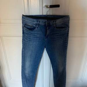 Säljer ett par skitsnygga jeans från Calvin Klein jenas, superbra passform! Nypris är cirka 2000 så säljer för ett väldigt bra pris!