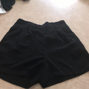 Shorts - Ett par svarta fladdriga shorts fårn gina använda nån gång förra året. Frakt inkluderat.