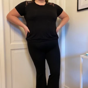 T-shirt/Topp med nätmönster  - Sparsamt använd svart T-shirt/Topp med fint nätmönster. Passar bra i storleken. Bild 1: modellen har oftast XL, bild 2: modellen har oftast M/L. Frakten ingår i priset. 