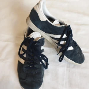 Adidas Gazelle mörkblå - Bra skick. Mötas upp i Sthlm/Sundbyberg eller fraktas 63 kr