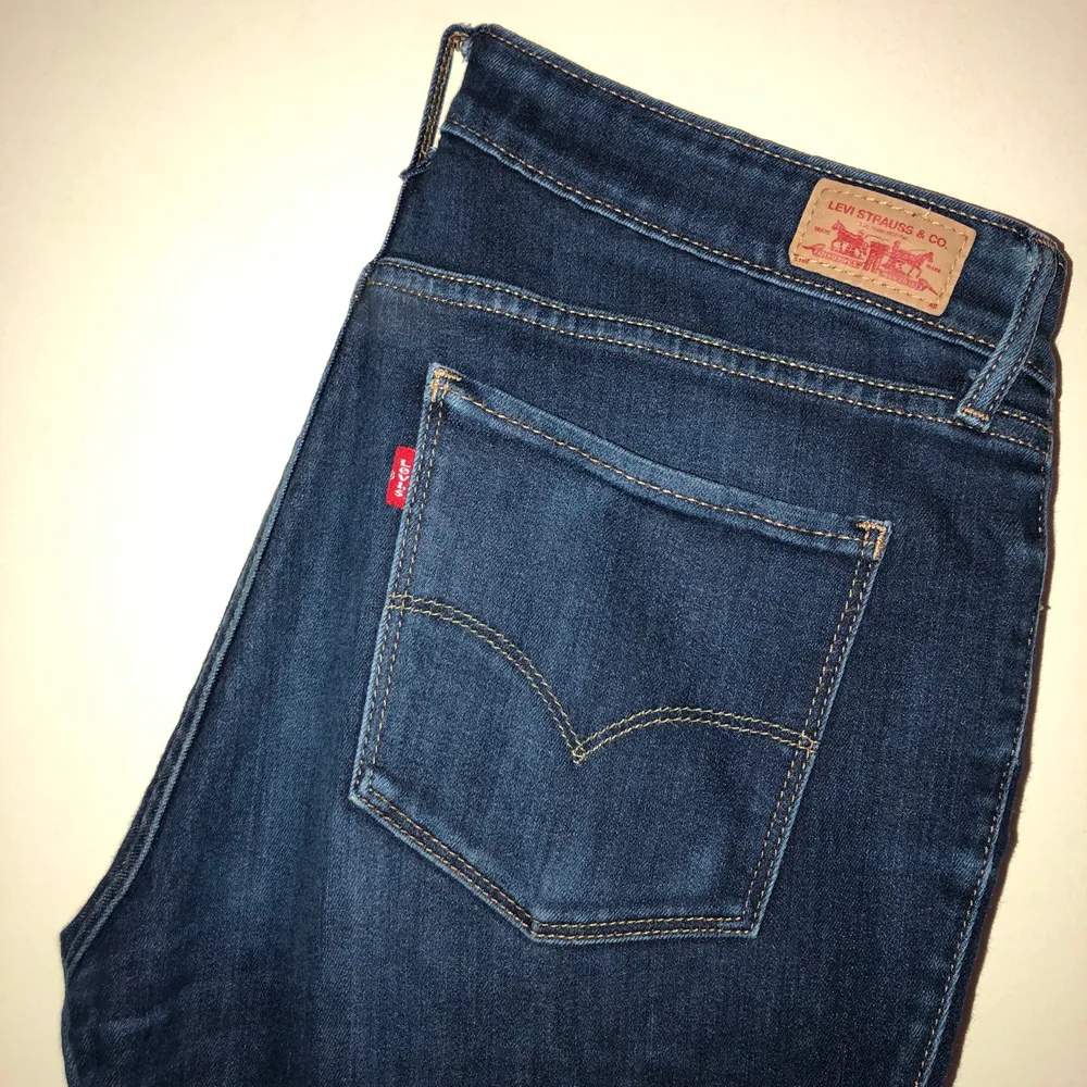 LEVI’S JEANS. Modell: Legging. Storlek: W30L32. Färg/Tvätt: mörkblå. Jeansen är rätt så använda därav priset. . Jeans & Byxor.