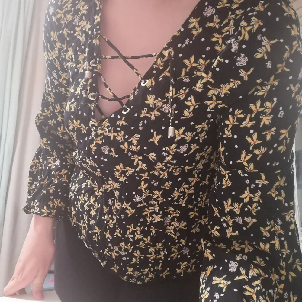 Fin blusa i storlek S men fungerar minst lika bra som M! Den har ett mönster med små gula blommor / bananer ✨. Blusar.