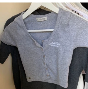Croptop - Säljer denna söta top ifrån Pull and bear i strl S🥰🥰    Köparen står för frakten!!