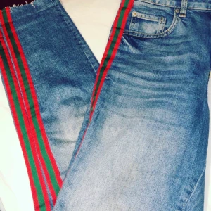 Jeans - Jeans byxor med rött o gröna ränder